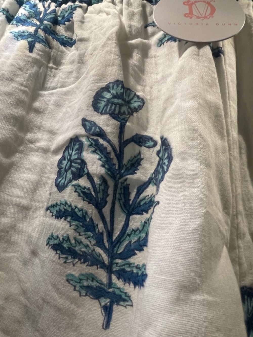 Victoria Dunn White Shorts with Blue Floral Print Size Large NWT - Picture 2 of 5
